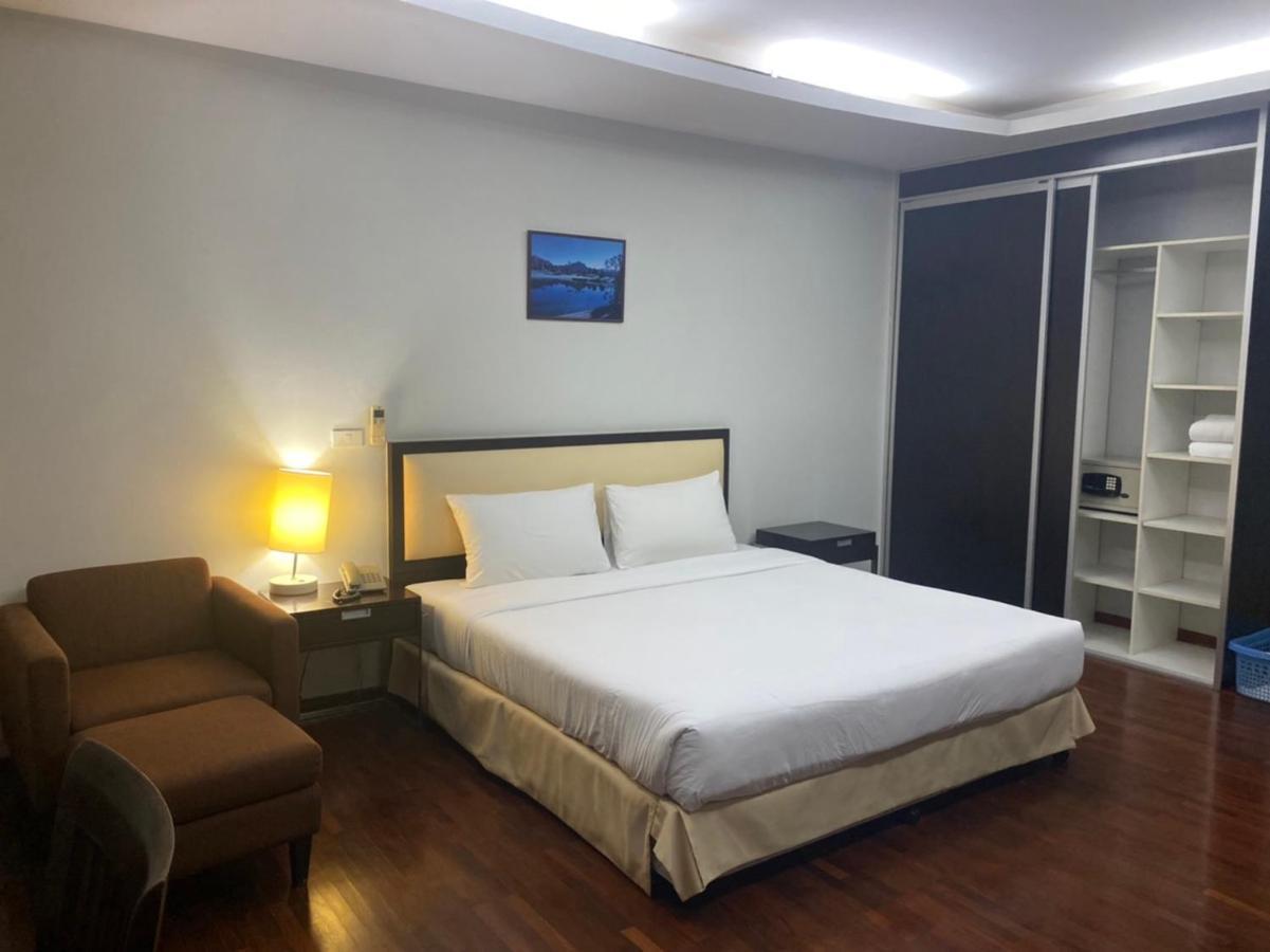 The Park 304 Executive Serviced Apartment Si Maha Phot Extérieur photo