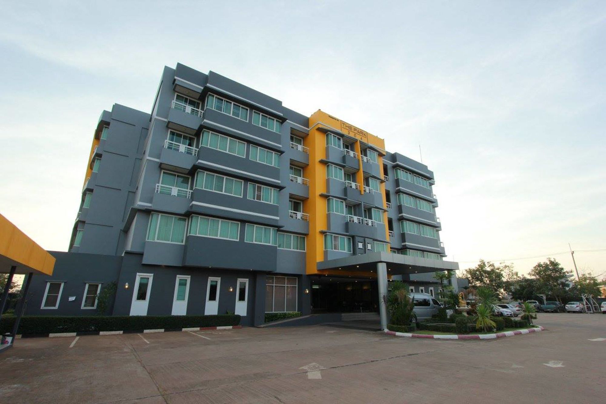 The Park 304 Executive Serviced Apartment Si Maha Phot Extérieur photo
