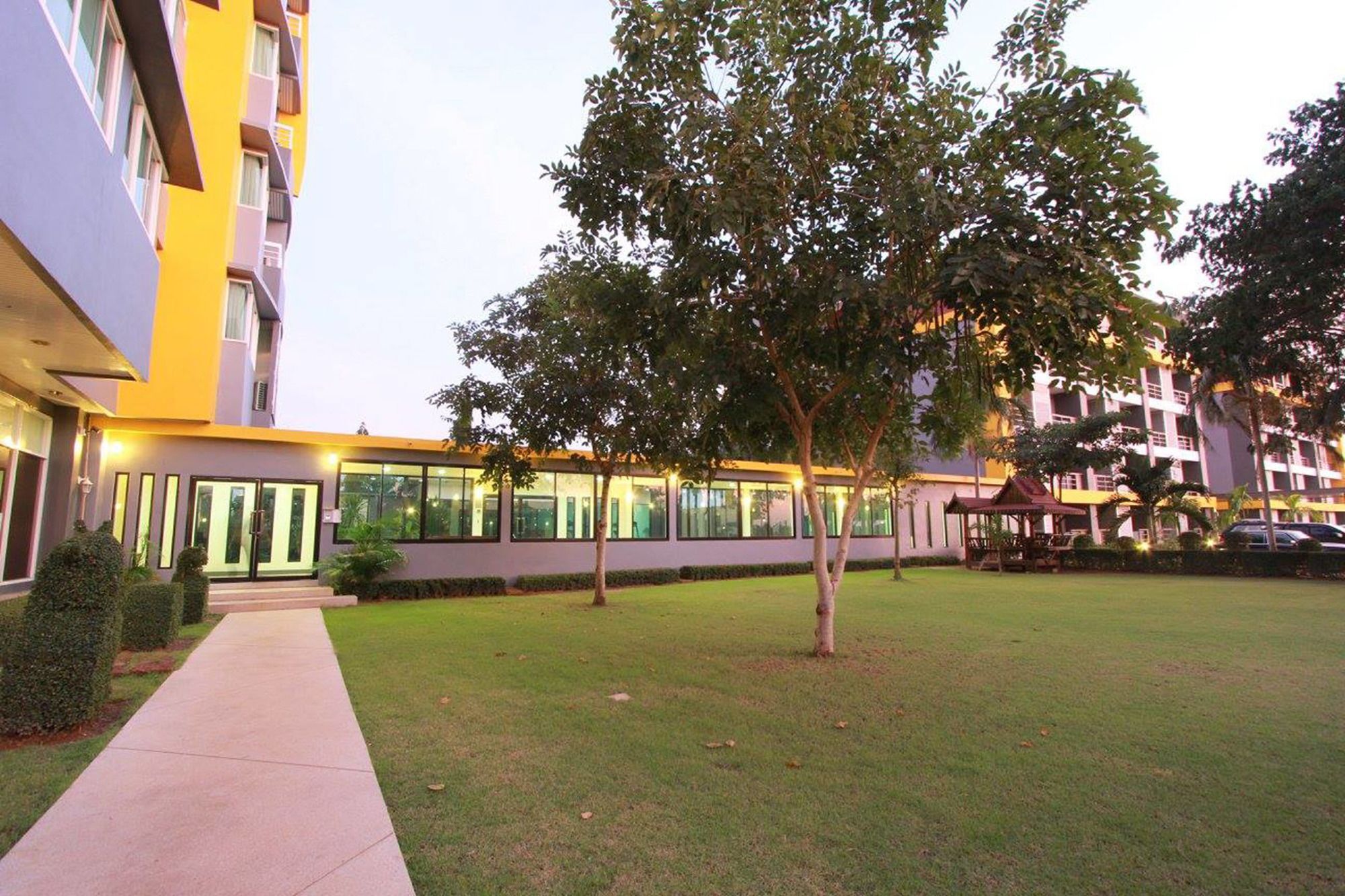 The Park 304 Executive Serviced Apartment Si Maha Phot Extérieur photo